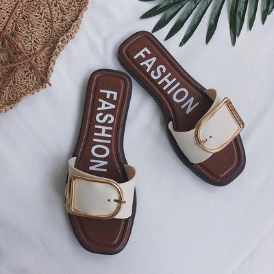 Γυναικείες παντόφλες με επιγραφή και μεταλλική διακόσμιση