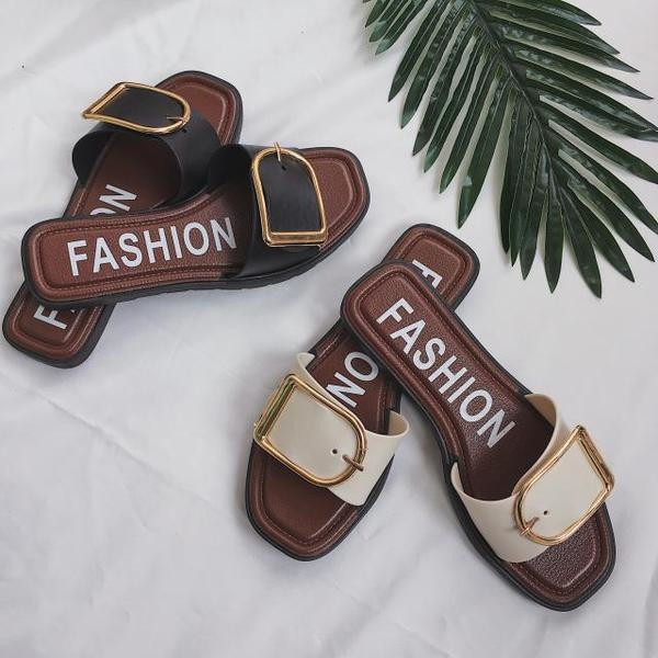 Γυναικείες  παντόφλες με επιγραφή και μεταλλική διακόσμιση