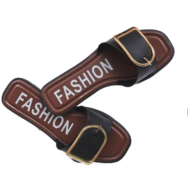 Γυναικείες  παντόφλες με επιγραφή και μεταλλική διακόσμιση