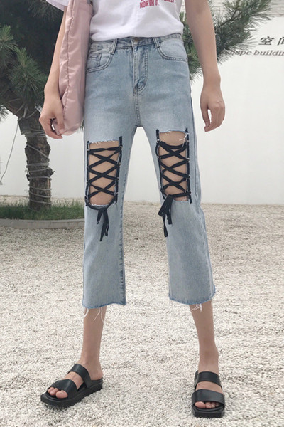 Γυναικεία τζιν με μήκος  7/8 με  κορδόνια στα γόνατα