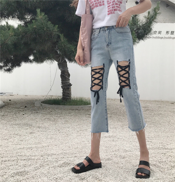 Γυναικεία τζιν με μήκος  7/8 με  κορδόνια στα γόνατα