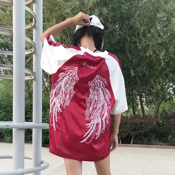 Στυλ πουκάμισο “Wide κυρίες φίλος” με φτερά κεντημένα πίσω