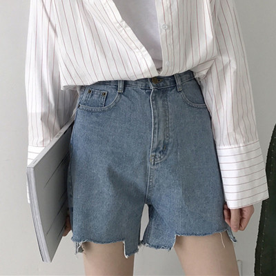 Πολύ κομψό κυρίες σύντομο παντελόνι τζιν με ενδιαφέρον κάταγμα στα πόδια