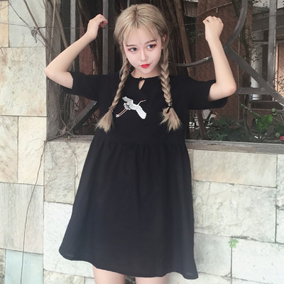 Καθημερινά κυρίες μαύρο φόρεμα με μια πολύ ενδιαφέρουσα κεντήματα