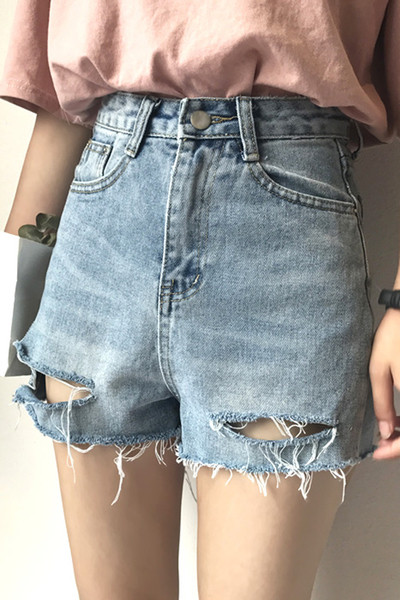 Hit κυρίες σύντομο παντελόνι denim με μια υψηλή μέση, σχισμένο κίνητρα και βλεφαρίδες στα άκρα των σκελών