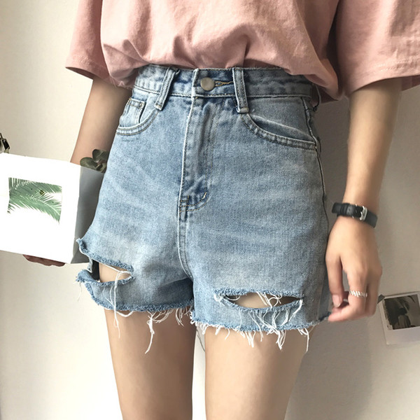 Hit κυρίες σύντομο παντελόνι denim με μια υψηλή μέση, σχισμένο κίνητρα και βλεφαρίδες στα άκρα των σκελών