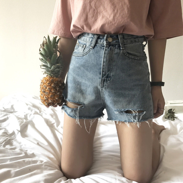 Hit κυρίες σύντομο παντελόνι denim με μια υψηλή μέση, σχισμένο κίνητρα και βλεφαρίδες στα άκρα των σκελών