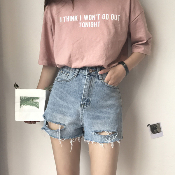 Hit κυρίες σύντομο παντελόνι denim με μια υψηλή μέση, σχισμένο κίνητρα και βλεφαρίδες στα άκρα των σκελών