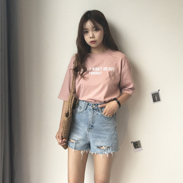 Hit κυρίες σύντομο παντελόνι denim με μια υψηλή μέση, σχισμένο κίνητρα και βλεφαρίδες στα άκρα των σκελών