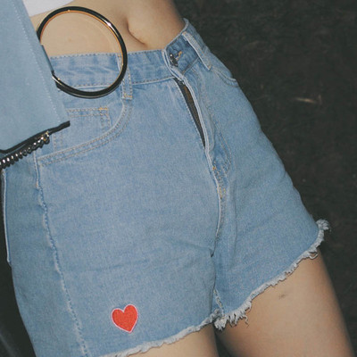 Λευκό και γαλάζιο κυρίες σύντομη σορτς τζιν με ένα πολύ απαλό broderiyki της καρδιάς