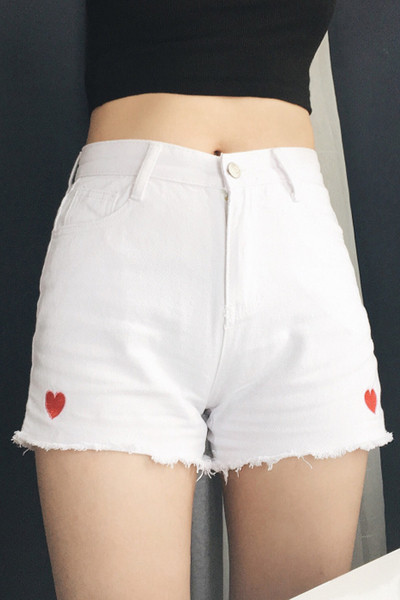 Λευκό και γαλάζιο κυρίες σύντομη σορτς τζιν με ένα πολύ απαλό broderiyki της καρδιάς