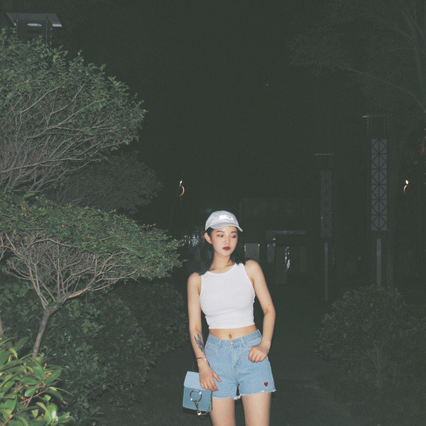 Λευκό και γαλάζιο κυρίες σύντομη σορτς τζιν με ένα πολύ απαλό broderiyki της καρδιάς