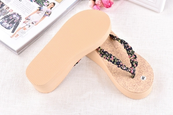 Casual γυναικείες παντόφλες με ψηλά πέλματα και πολύχρωμους δεσμούς