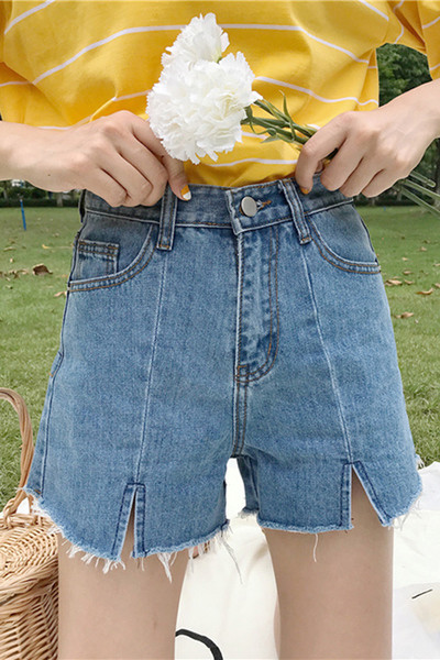 Σύντομη τζιν με ψηλή μέση, σχισμή στο κάτω μέρος