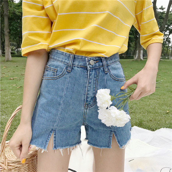 Σύντομη τζιν με ψηλή μέση, σχισμή στο κάτω μέρος