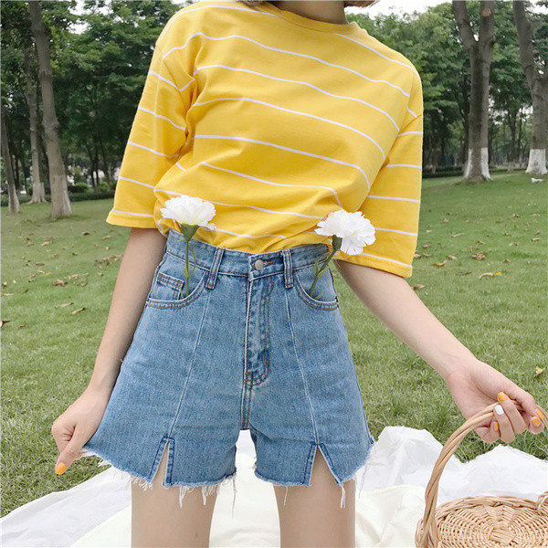 Σύντομη τζιν με ψηλή μέση, σχισμή στο κάτω μέρος