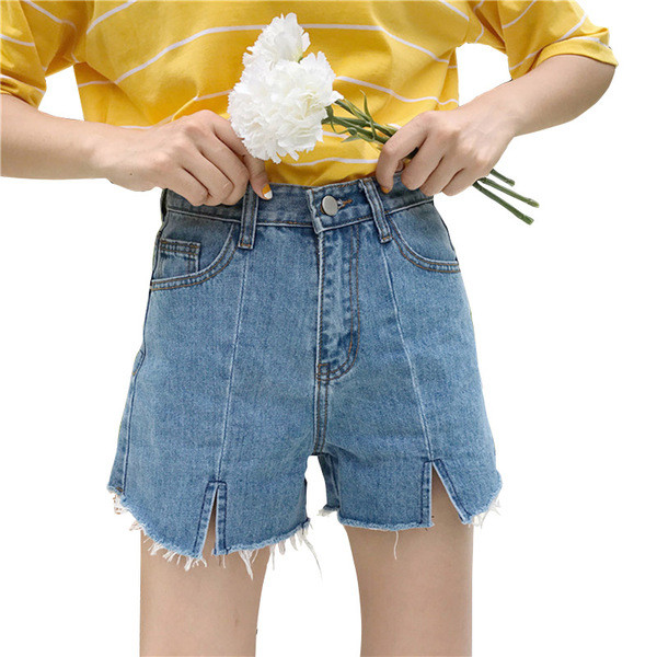 Σύντομη τζιν με ψηλή μέση, σχισμή στο κάτω μέρος