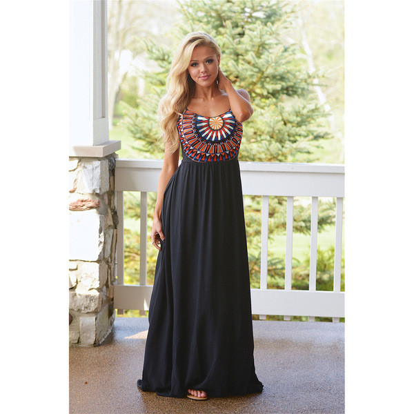 Πολλές κομψό γυναίκες μακρύ μαύρο φόρεμα με χρωματιστές μπουστάκι