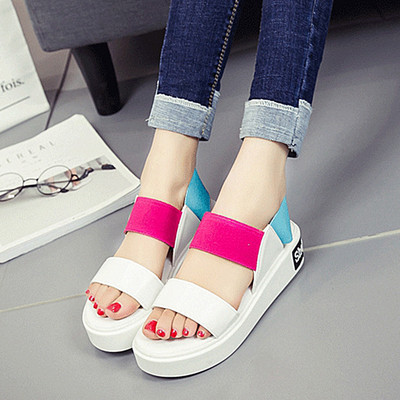 Κομψό σανδάλια με πλατφόρμα - λευκό με πολύχρωμα λουριά