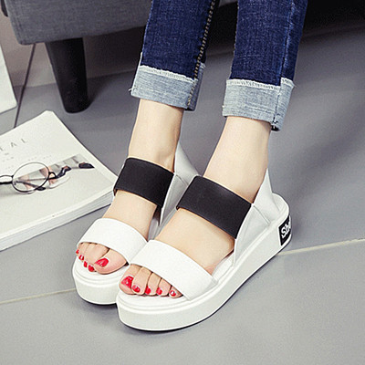 Κομψό σανδάλια με πλατφόρμα - λευκό με πολύχρωμα λουριά