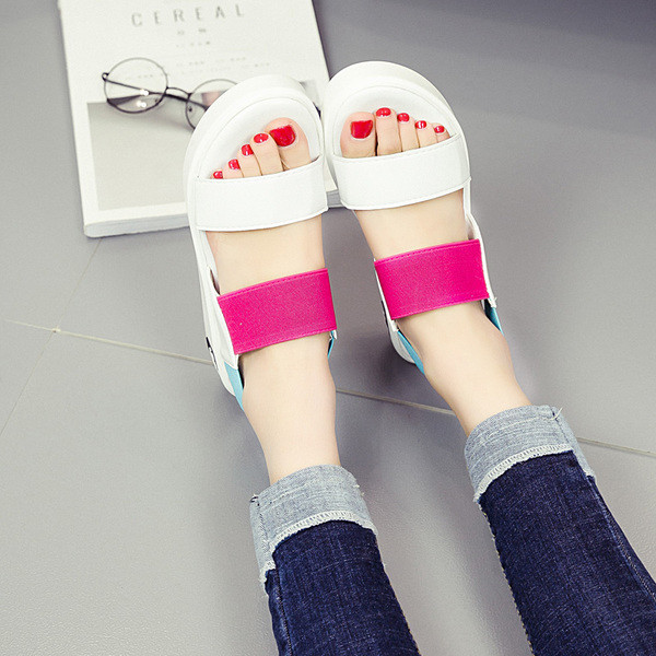 Κομψό σανδάλια με πλατφόρμα - λευκό με πολύχρωμα λουριά