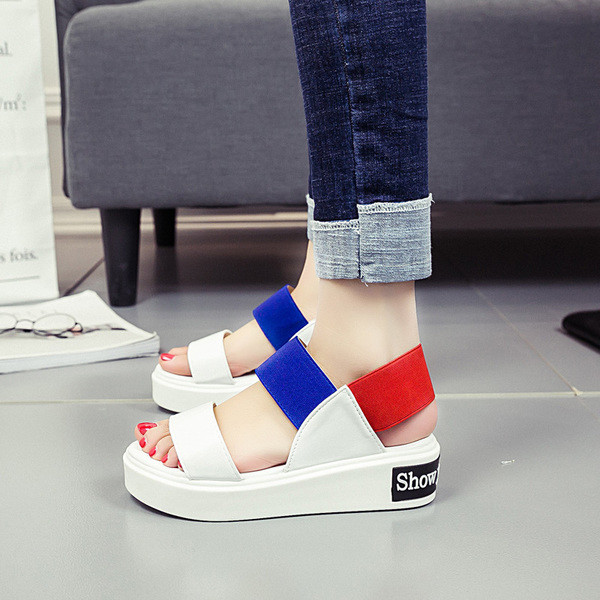Κομψό σανδάλια με πλατφόρμα - λευκό με πολύχρωμα λουριά