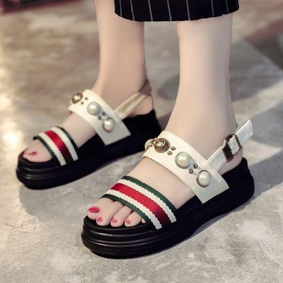 Κομψή σανδάλια με πλατφόρμα με ενδιαφέρουσα διακόσμηση - πριτσίνια