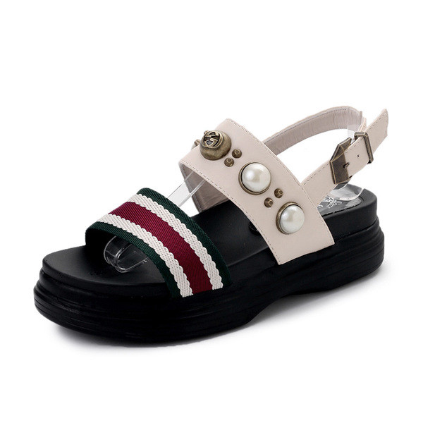 Κομψή σανδάλια με πλατφόρμα με ενδιαφέρουσα διακόσμηση - πριτσίνια