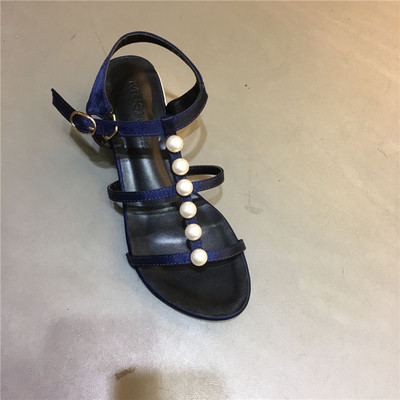 Κομψό κυρίες σανδάλια με χαμηλότερο μοναδικό και πολύ όμορφο μαργαριτάρια