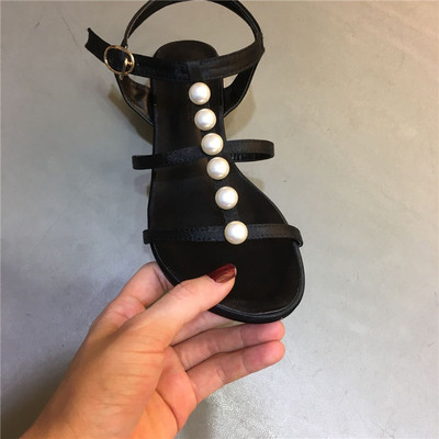 Κομψό κυρίες σανδάλια με χαμηλότερο μοναδικό και πολύ όμορφο μαργαριτάρια