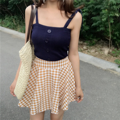 Φρέσκα καλοκαίρι σετ από τρία μέρη - φούστα, οροφή της δεξαμενής και ένα λεπτό μπουφάν