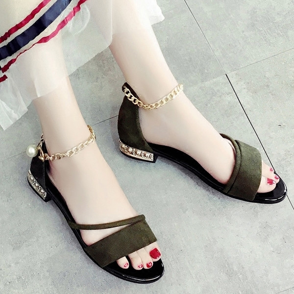 Κομψό κυρίες σανδάλια σε μαύρο, σκούρο πράσινο και χακί χρώμα με χρυσή αλυσίδα