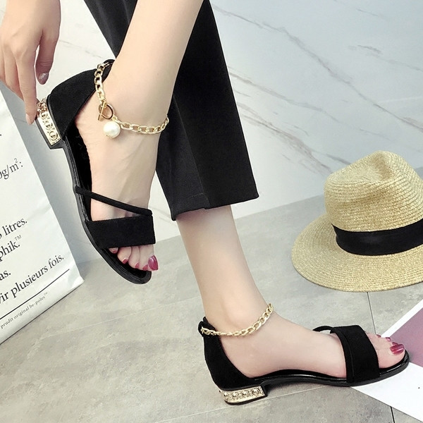 Κομψό κυρίες σανδάλια σε μαύρο, σκούρο πράσινο και χακί χρώμα με χρυσή αλυσίδα