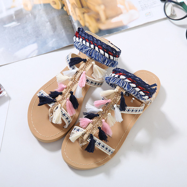 Μεγάλη κυρίες περιστασιακή σανδάλια με ενδιαφέρουσες χρωματιστές φούντες