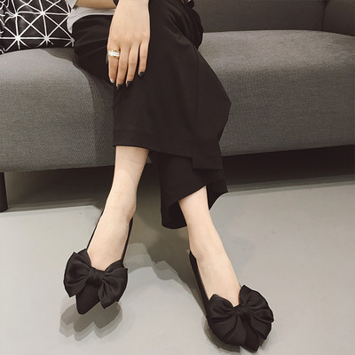 Черни дамски много интересни обувкички с висок три сантиметров ток и много красива панделка
