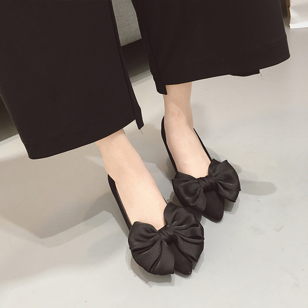 Μαύρο κυρίες πολύ ενδιαφέρουσα obuvkichki υψηλό τριών ιντσών ηλεκτρικής ενέργειας και πολύ όμορφη κορδέλα