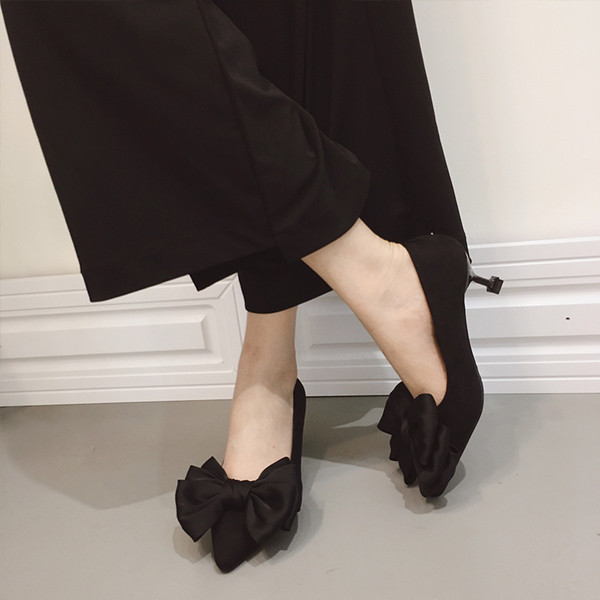 Μαύρο κυρίες πολύ ενδιαφέρουσα obuvkichki υψηλό τριών ιντσών ηλεκτρικής ενέργειας και πολύ όμορφη κορδέλα