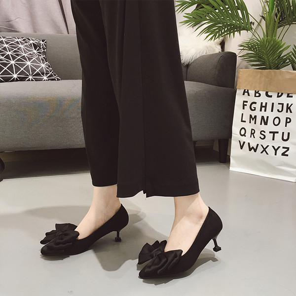 Μαύρο κυρίες πολύ ενδιαφέρουσα obuvkichki υψηλό τριών ιντσών ηλεκτρικής ενέργειας και πολύ όμορφη κορδέλα