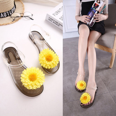 Φρέσκα και πολύ όμορφη κυρίες σανδάλια με ενδιαφέρον στολίδια