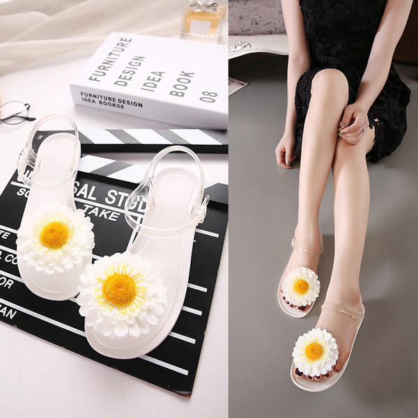 Φρέσκα και πολύ όμορφη κυρίες σανδάλια με ενδιαφέρον στολίδια