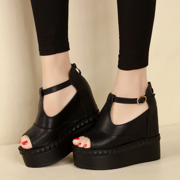 Μοντέρνο και πολύ άνετα κυρίες σανδάλια υψηλής πλατφόρμα με κούμπωμα γύρω από τον αστράγαλο