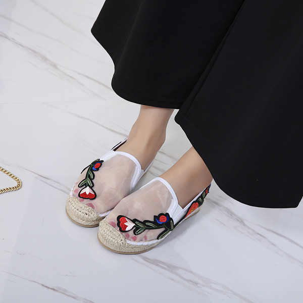 Πολύ ενδιαφέρον κυρίες loafers από ύφασμα που αναπνέει με όμορφο κέντημα στη μία πλευρά του παπουτσιού