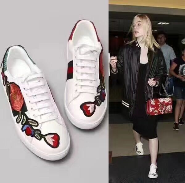 Μοντέρνα casual γυναικεία πάνινα παπούτσια με πολύ όμορφο κεντρικό κέντημα στη μία πλευρά του παπουτσιού