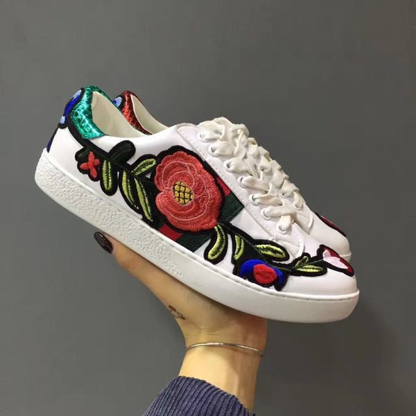 Μοντέρνα casual γυναικεία πάνινα παπούτσια με πολύ όμορφο κεντρικό κέντημα στη μία πλευρά του παπουτσιού