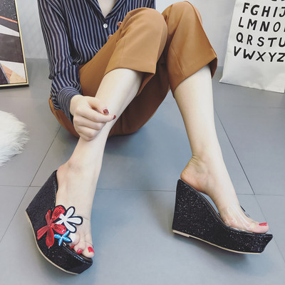 Γυναικείες παντόφλες με διαφανείς ιμάντες από σιλικόνη και κορυφαία κεντήματα στη μία πλευρά - 5 χρώματα