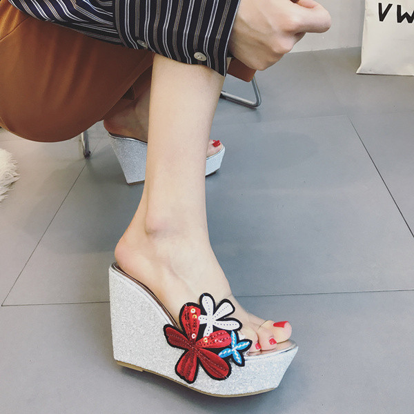 Γυναικείες παντόφλες με διαφανείς ιμάντες  από σιλικόνη και κορυφαία κεντήματα στη μία πλευρά - 5 χρώματα