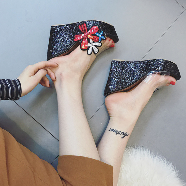 Γυναικείες παντόφλες με διαφανείς ιμάντες  από σιλικόνη και κορυφαία κεντήματα στη μία πλευρά - 5 χρώματα