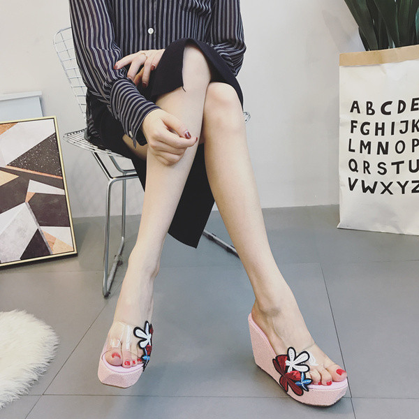 Γυναικείες παντόφλες με διαφανείς ιμάντες  από σιλικόνη και κορυφαία κεντήματα στη μία πλευρά - 5 χρώματα