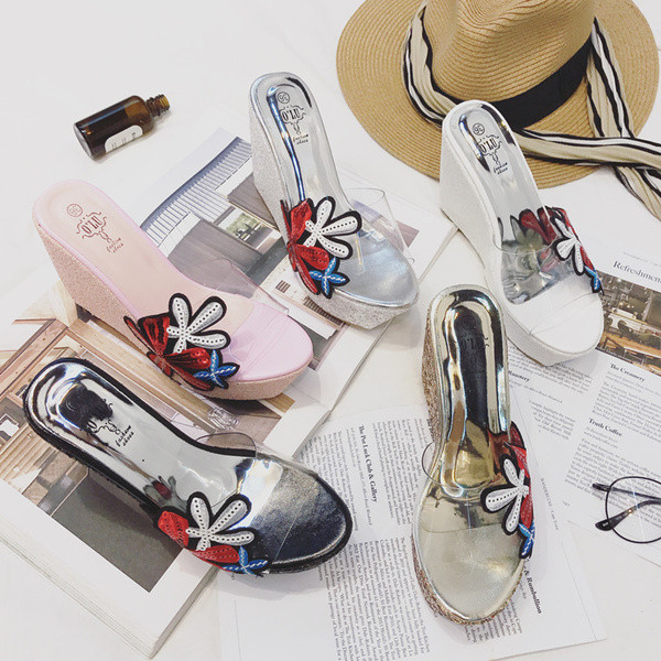 Γυναικείες παντόφλες με διαφανείς ιμάντες  από σιλικόνη και κορυφαία κεντήματα στη μία πλευρά - 5 χρώματα