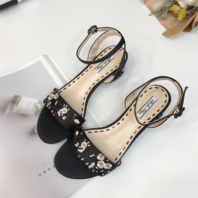 Άνετα ελαφριά σανδάλια με λεπτό λουράκι και διακόσμηση κεντημένα λουλούδια